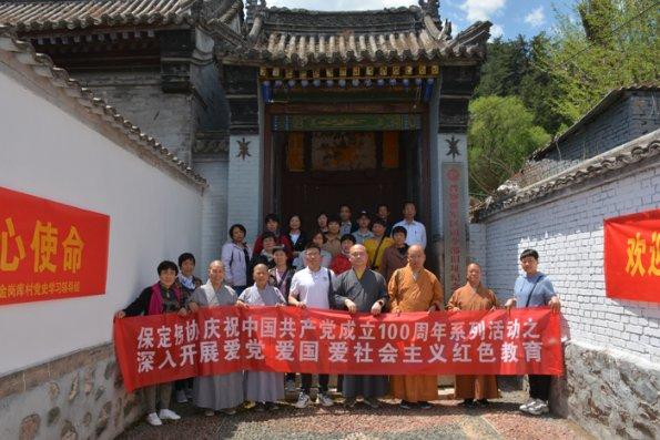 可爱的女生解救
